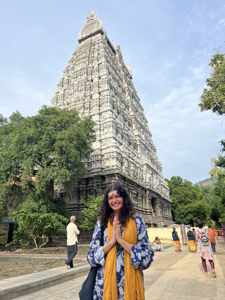 Foto de Stephanie, instrutora de meditação tântrica online para casais a distância